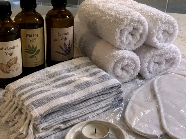 Tatlı badem ve lavanta yağı, havlular, peştemal ve mum — Aksaray, Masaj Salonun